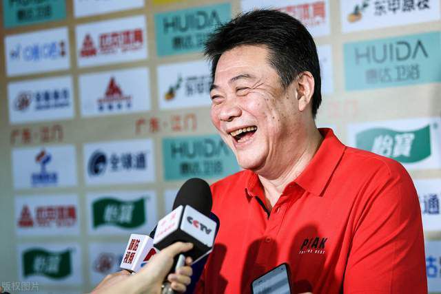 据了解，电影《尾随》由郑保瑞监制，李子俊和周汶儒共同执导，三人此前曾分别担任热映影片《第八个嫌疑人》的监制、导演和编剧，前作曾入围第25届上海国际电影节金爵奖主竞赛单元，自今年9月上映以来累计票房已突破4亿元